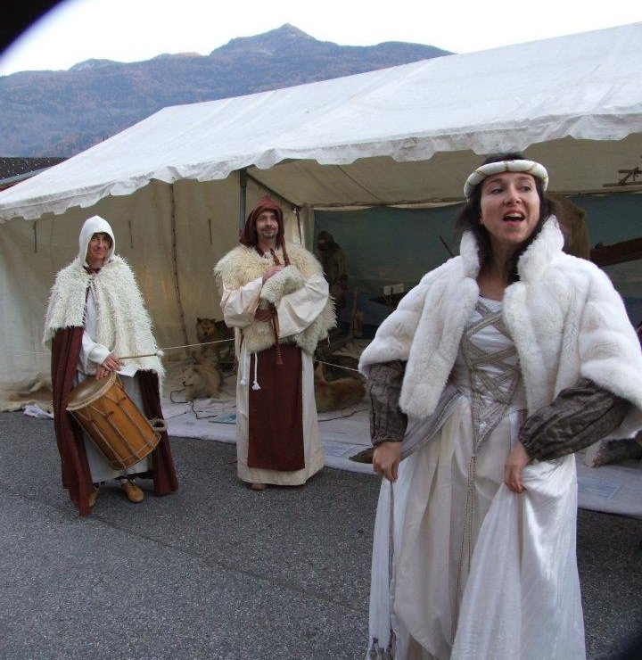 conteuse en robe d'hiver, en animation de marché médiéval de Noël