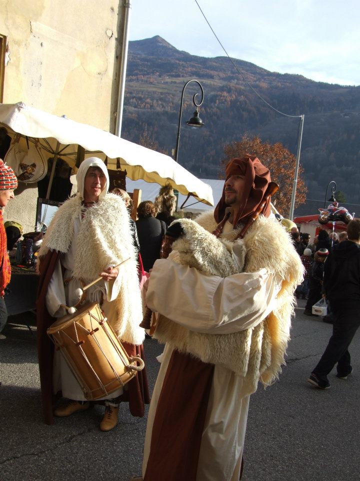 Sonneurs de veuze et tambour en tenue du Moyen-age