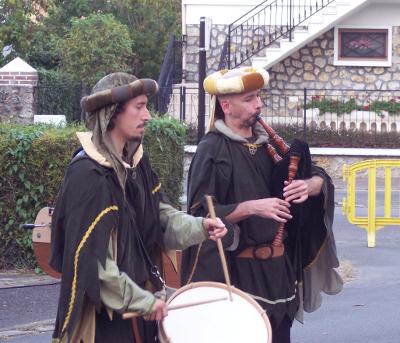 Sonneurs de veuze et tambour en tenue du Moyen-age