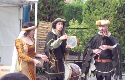 conteuse en robe, sonneur de tambour et sonneur de veuze en tenue médiévale